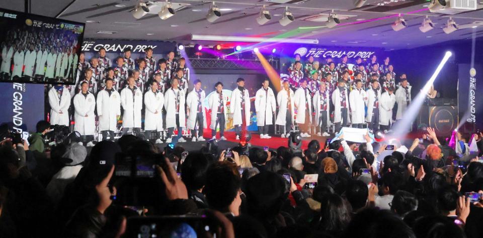 　壇上に勢ぞろいしたグランプリ、シリーズ戦の出場選手