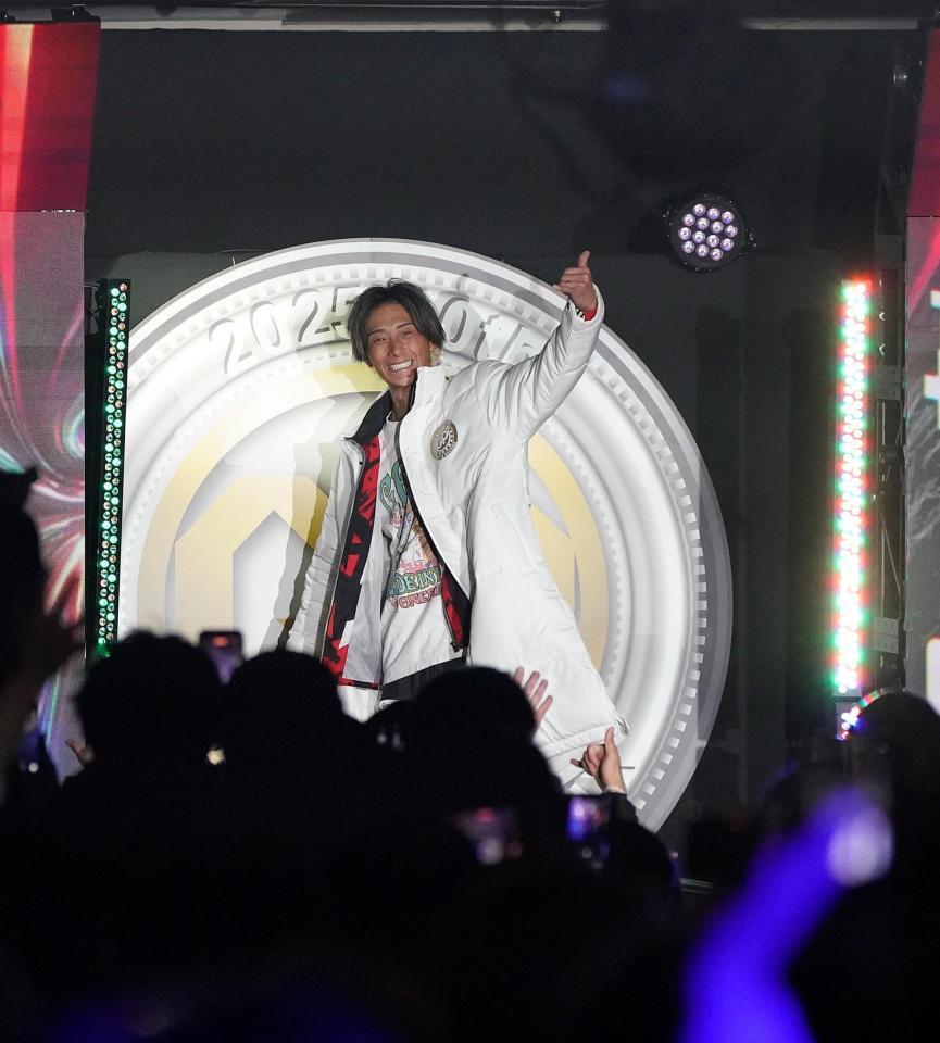 　オープニングセレモニーに笑顔で登場する峰竜太（撮影・西田忠信）