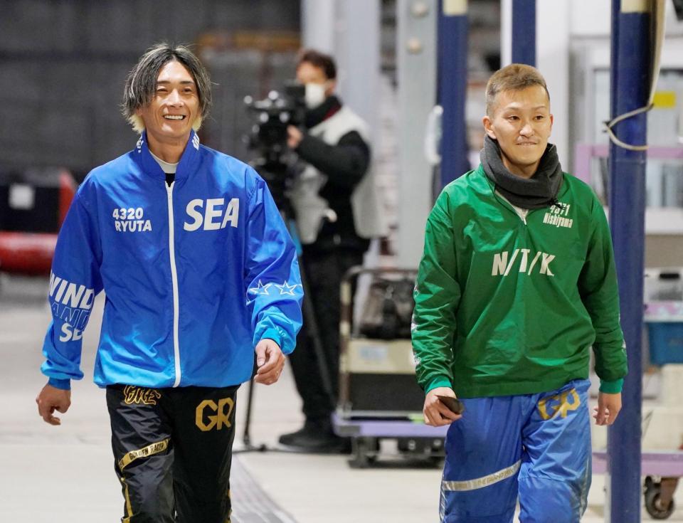 　峰竜太（左）と西山貴浩（撮影・西田忠信）