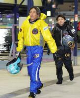 　レースを終えて引き揚げる峰竜太。右は桐生順平（撮影・立川洋一郎）