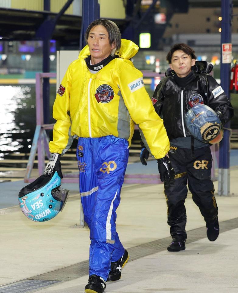 　レースを終えて引き揚げる峰竜太。右は桐生順平（撮影・立川洋一郎）