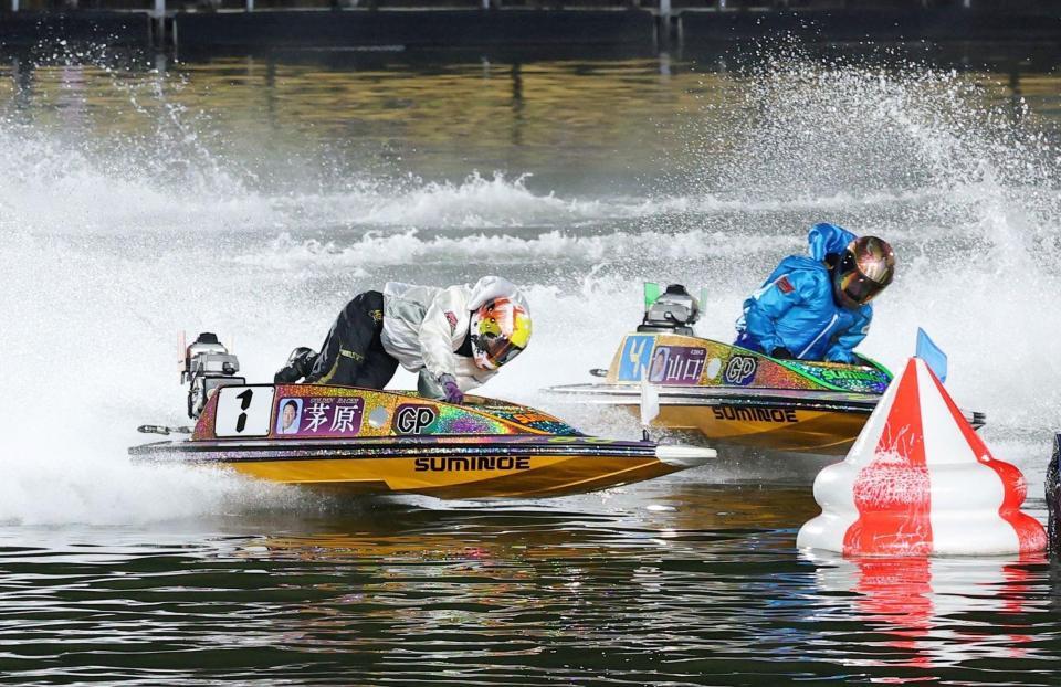 　１２Ｒ、先頭で旋回する茅原悠紀（撮影・立川洋一郎）