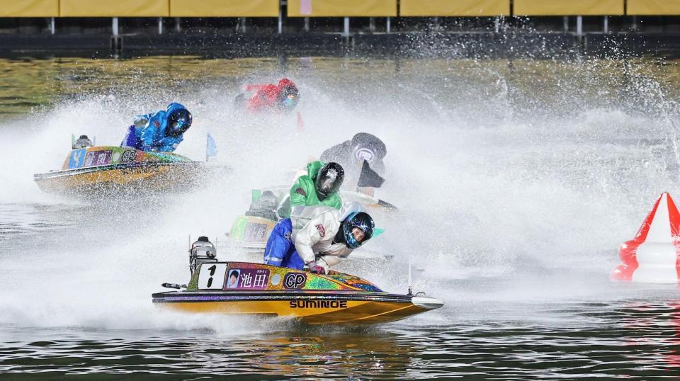 　１１Ｒ、１周２Ｍを先頭で旋回する池田浩二（撮影・立川洋一郎）