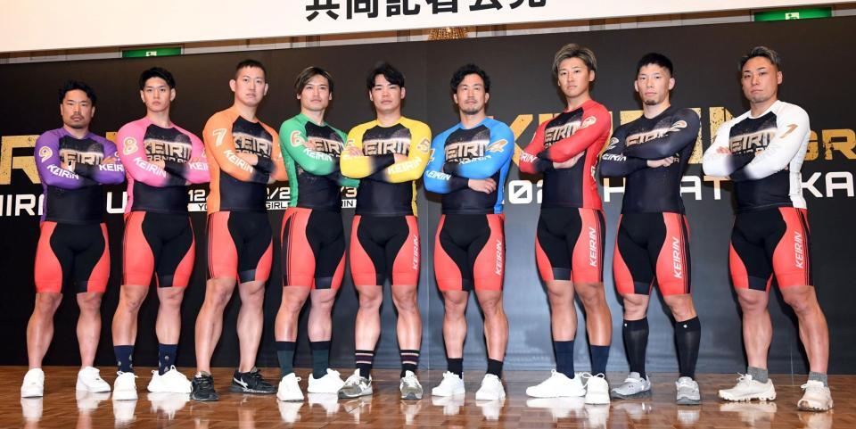 　闘志をみなぎらせる（右から）郡司浩平、寺崎浩平、眞杉匠、南修二、吉田拓矢、阿部拓真、脇本雄太、嘉永泰斗、古性優作（撮影・佐藤厚）