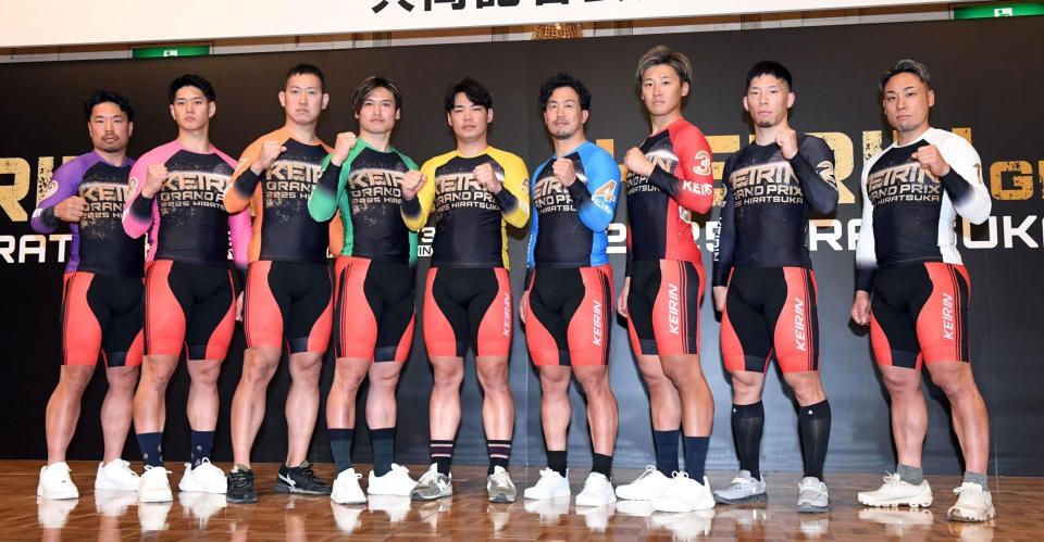 　闘志をみなぎらせる（右から）郡司浩平、寺崎浩平、眞杉匠、南修二、吉田拓矢、阿部拓真、脇本雄太、嘉永泰斗、古性優作（撮影・佐藤厚）