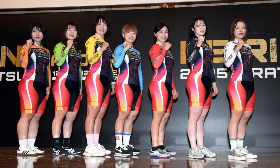 　健闘を誓う（右から）佐藤水菜、児玉碧衣、久米詩、梅川風子、尾崎睦、坂口楓華、山原さくら（撮影・佐藤厚）