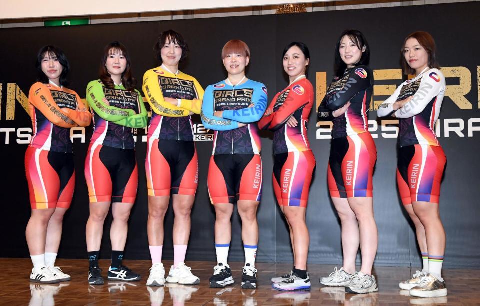 　健闘を誓う（右から）佐藤水菜、児玉碧衣、久米詩、梅川風子、尾崎睦、坂口楓華、山原さくら（撮影・佐藤厚）