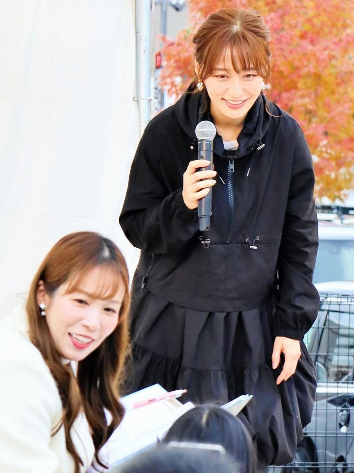 　広島競輪のイベントで観客からの質問に答える枡田絵理奈アナウンサー（右）