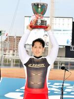 　優勝カップを高々と掲げる松浦悠士