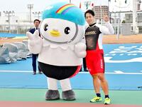 　広島記念Ｖ５をひろしまぴーすけ（左）に祝福される松浦悠士