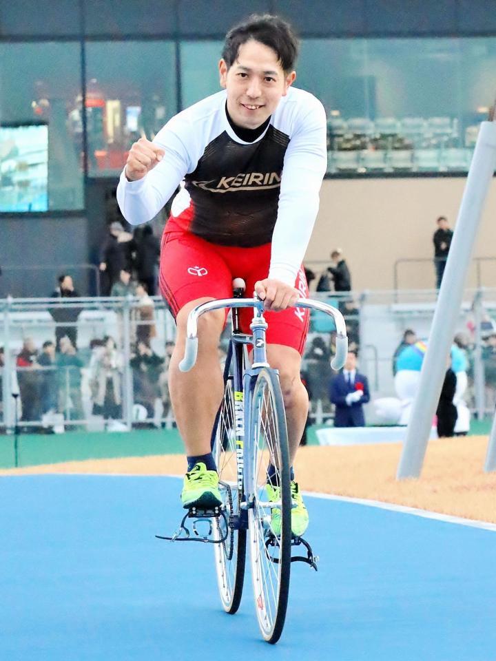 　表彰式を終えてガッツポーズで引き揚げる松浦悠士