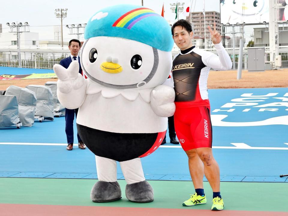 　広島記念Ｖ５をひろしまぴーすけ（左）に祝福される松浦悠士