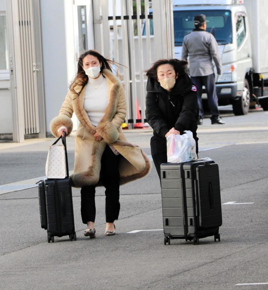 　寒風突き抜ける中一番乗りの三浦永理と刑部亜里紗