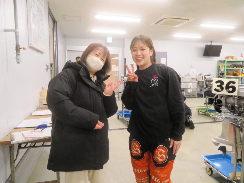 　勝浦真帆（右）と筆者の徳増宏美