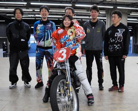 　第７代ガールズ王座に輝いた三宅真央（中央）と山陽の先輩選手たち