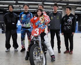 　第７代ガールズ王座に輝いた三宅真央（中央）と山陽の先輩選手たち