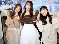 　平塚競輪でイベントに出演した橋本梨菜（左）、鈴木ふみ奈（中央）、長澤茉里奈