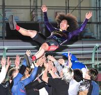 　選手仲間から胴上げされる中石湊（撮影・佐藤厚）