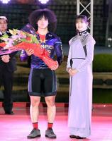 　足立梨花（右）に祝福された中石湊（撮影・佐藤厚）