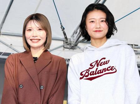 　平塚競輪でトークショー出演中の中島ひとみ（左）、田中佑美