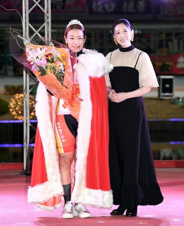 　雛形あきこ（右）から花束を渡された佐藤水菜（撮影・佐藤厚）