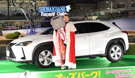 　副賞のレクサスＵＸの前で笑顔を見せる佐藤水菜（撮影・佐藤厚）