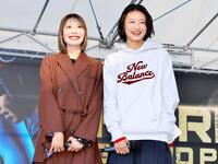 　平塚競輪でトークショー出演中の中島ひとみ（左）、田中佑美