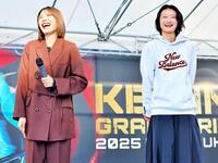 　平塚競輪でトークショー出演中の中島ひとみ（左）、田中佑美