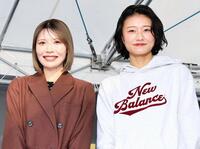 　平塚競輪でトークショー出演中の中島ひとみ（左）、田中佑美