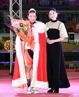 　雛形あきこ（右）から花束を渡された佐藤水菜（撮影・佐藤厚）