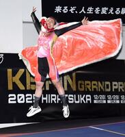 　歓喜の大ジャンプをする佐藤水菜（撮影・佐藤厚）