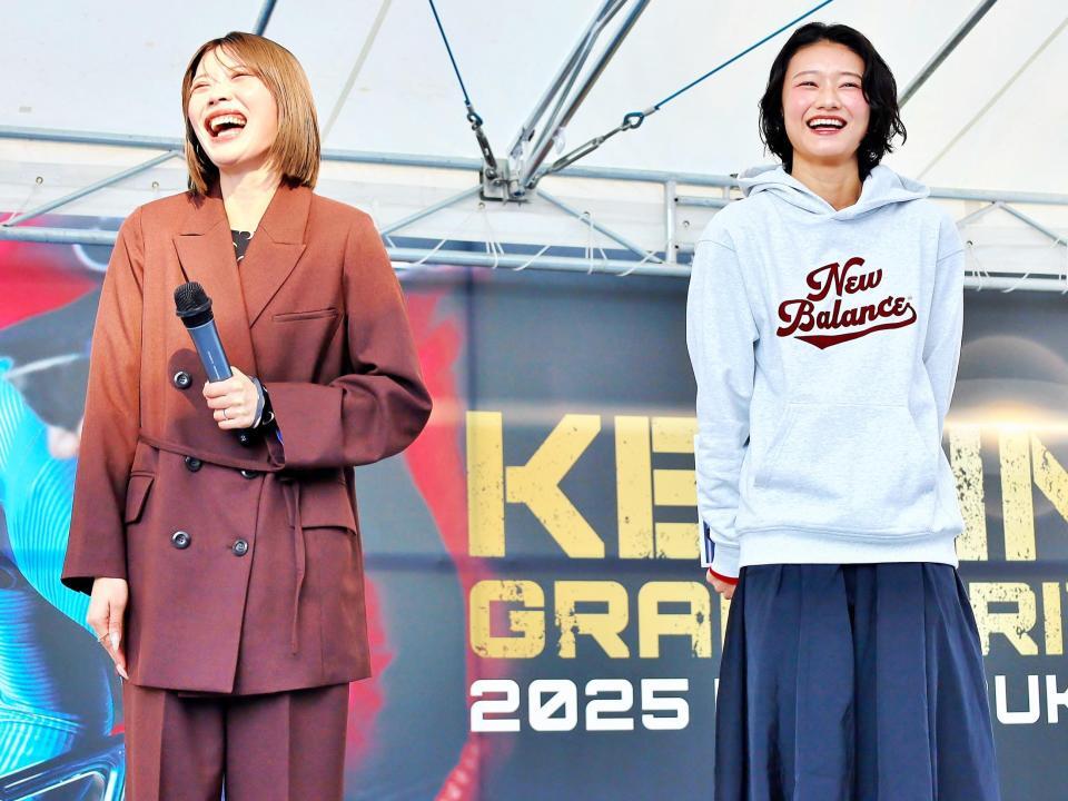 　平塚競輪でトークショー出演中の中島ひとみ（左）、田中佑美