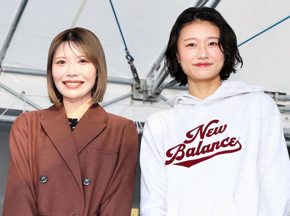 　平塚競輪でトークショー出演中の中島ひとみ（左）、田中佑美