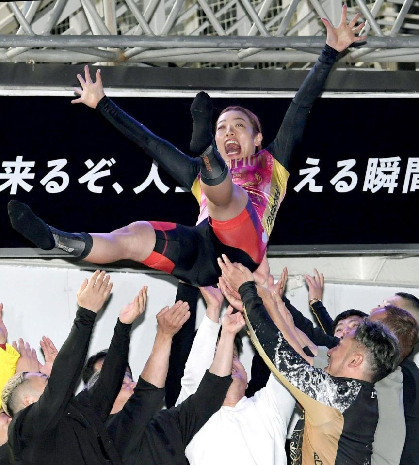 　男子選手の手で胴上げされる佐藤水菜（撮影・佐藤厚）