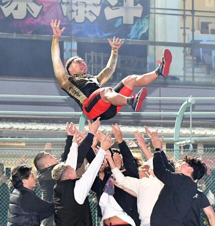 　ＫＥＩＲＩＮグランプリを制し胴上げされる郡司浩平（撮影・持木克友）