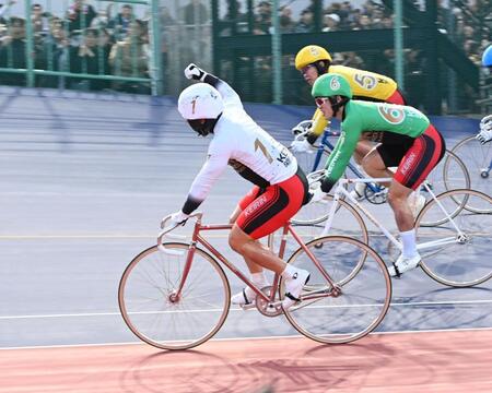 　ＫＥＩＲＩＮグランプリを制しガッツポーズを決める郡司浩平（左）＝撮影・持木克友