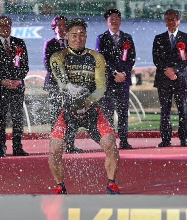 　ＫＥＩＲＩＮグランプリ優勝を決めシャンパンファイトをする郡司浩平（撮影・持木克友）