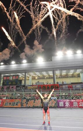 　ＫＥＩＲＩＮグランプリを制した郡司浩平と打ち上がる花火（撮影・持木克友）