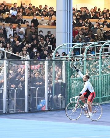 　ＫＥＩＲＩＮグランプリ優勝を決めヘルメットをスタンドに投げ込む郡司浩平（撮影・持木克友）