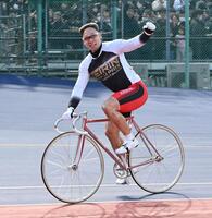 　ＫＥＩＲＩＮグランプリを制しウイニングランでガッツポーズの郡司浩平（撮影・持木克友）