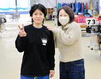 　遠藤エミ（左）の連覇に期待した徳増宏美さん