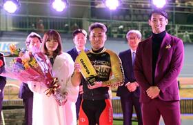 　プレゼンターの篠崎愛（左）と槙野智章氏（右）と写真に納まる郡司浩平（撮影・持木克友）