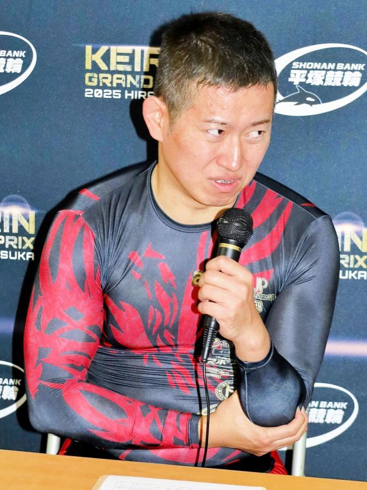 　左肘をかばいながら記者会見に応じる脇本雄太