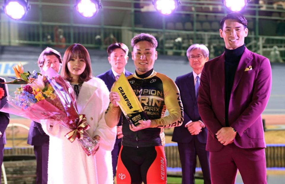 　プレゼンターの篠崎愛（左）と槙野智章氏（右）と写真に納まる郡司浩平（撮影・持木克友）