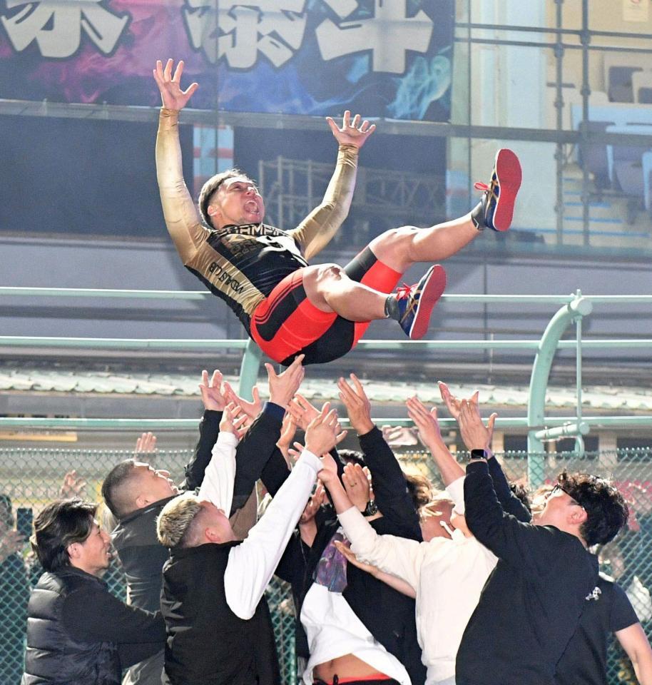 　ＫＥＩＲＩＮグランプリを制し胴上げされる郡司浩平（撮影・持木克友）
