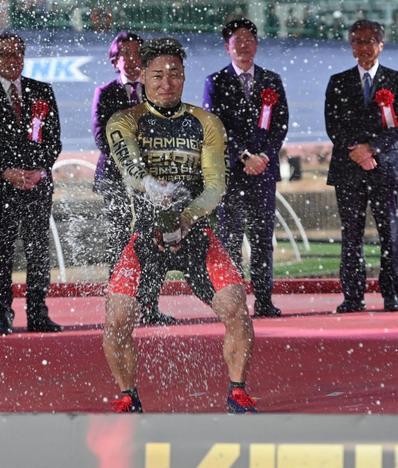 　ＫＥＩＲＩＮグランプリ優勝を決めシャンパンファイトをする郡司浩平（撮影・持木克友）