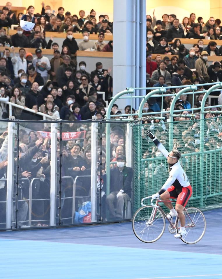 　ＫＥＩＲＩＮグランプリ優勝を決めヘルメットをスタンドに投げ込む郡司浩平（撮影・持木克友）