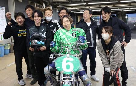 　ＳＳシリーズ優勝を制し、仲間に祝福される平田雅崇