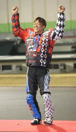 　ＳＳ王座決定戦で優勝し、渾身のガッツポーズをする青山周平