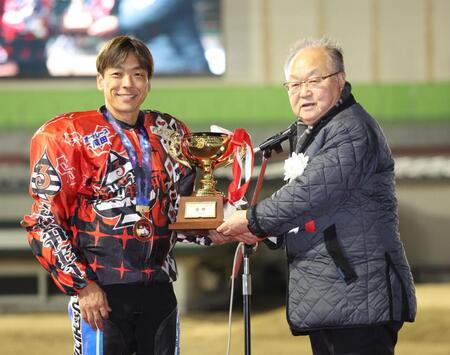 　ＳＳ王座決定戦で優勝し、川口市長から優勝カップを授与される青山周平